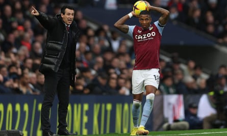 Unai Emery exhorte Ashley Young