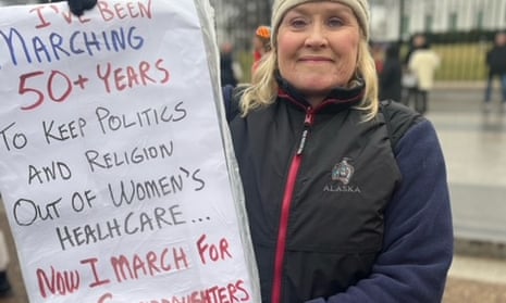 Saskia Lodder, de 68 años, se encuentra fuera de la Casa Blanca para la marcha de mujeres que comienza en Freedom Plaza en Washington DC, en el 50 aniversario de Roe vs Wade.
