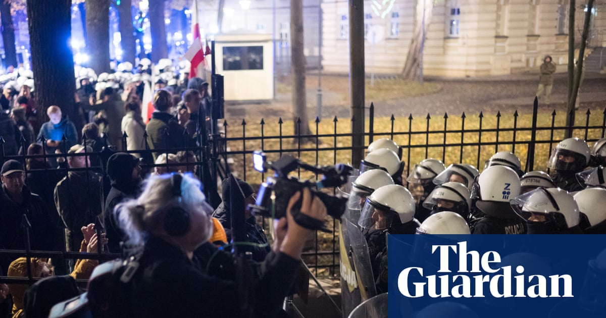 Riot police deployed to Polandâs constitutional court after judge suspended