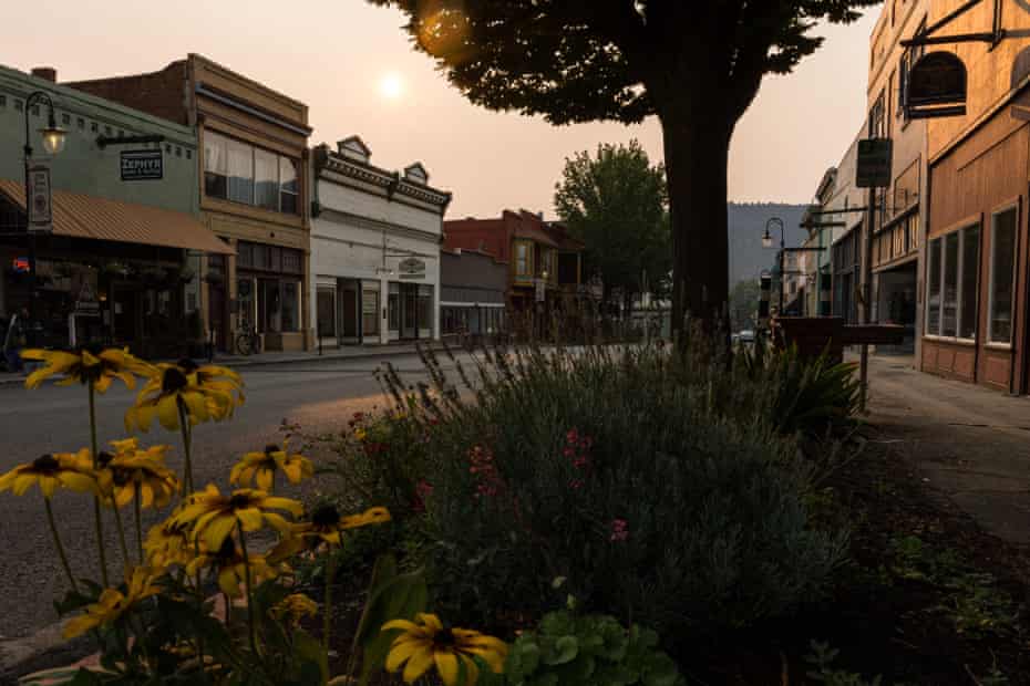 Wildfire smoke casts an orange glow over W Miner Street in Yreka, the Siskiyou county seat.