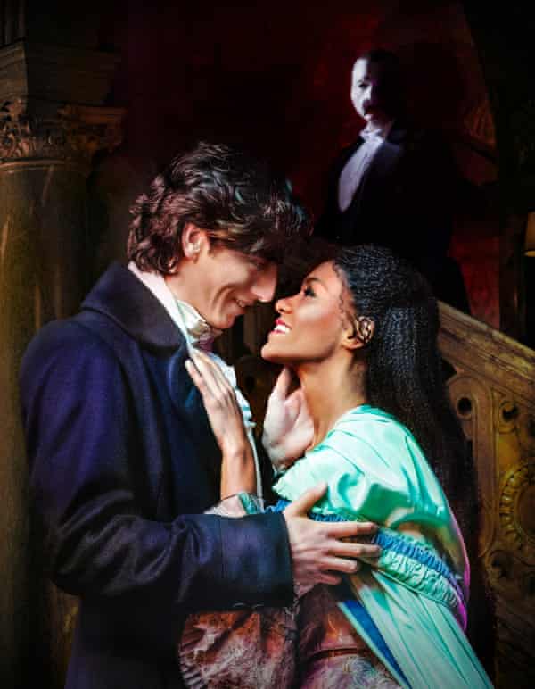 Rhys Whitfield en Raoul, Killian Donnelly en fantôme et Lucy St Louis en Christine Daaé.