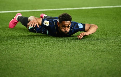 Cunha celebrates laying on his chest
