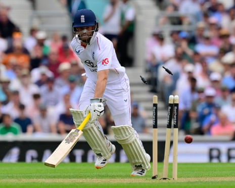Ben Duckett is run out and England have lost their first wicket.