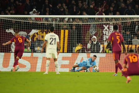 Goleiro do Lille comemora defesa de pênalti contra a Roma.