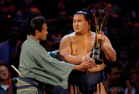 Hoshoryu holds up the trophy for winning the tournament