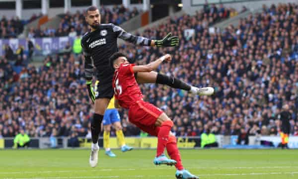 Luis Díaz es golpeado por el portero del Brighton, Robert Sánchez, mientras marca.