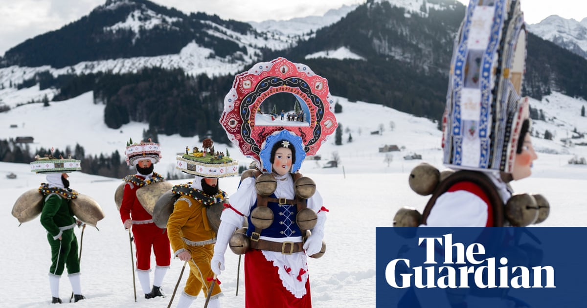 Yodellers, bathing monkeys and a ballroom clean: photos of the day – Wednesday