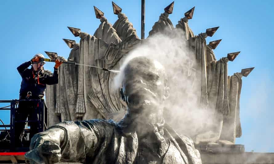 Un trabajador limpia una estatua del fundador de la Unión Soviética, Vladimir Lenin, en la Plaza de Moscú frente a la Casa de los Sóviets en San Petersburgo.