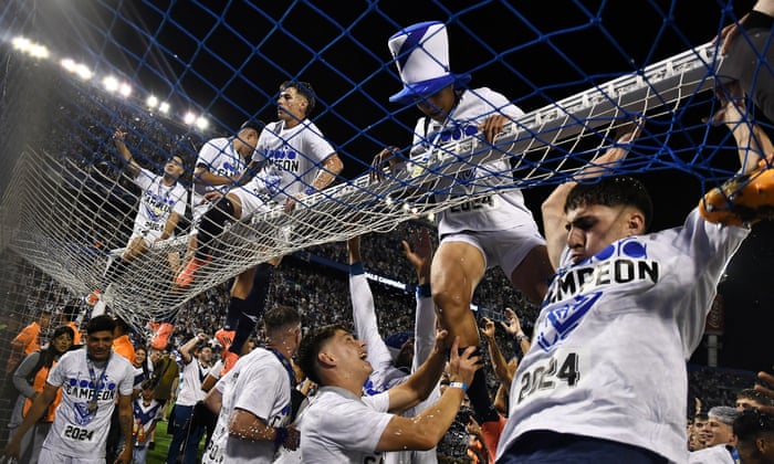 C.A. VELEZ SARSFIELD CHAMPION - Old PENNANT - Argentina C.A. VELEZ SARSFIELD CHAMPION - Old PENNANT - Argentina