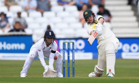Tahlia McGrath beraksi memukul saat Amy Jones tampil di hari pertama Ashes Test
