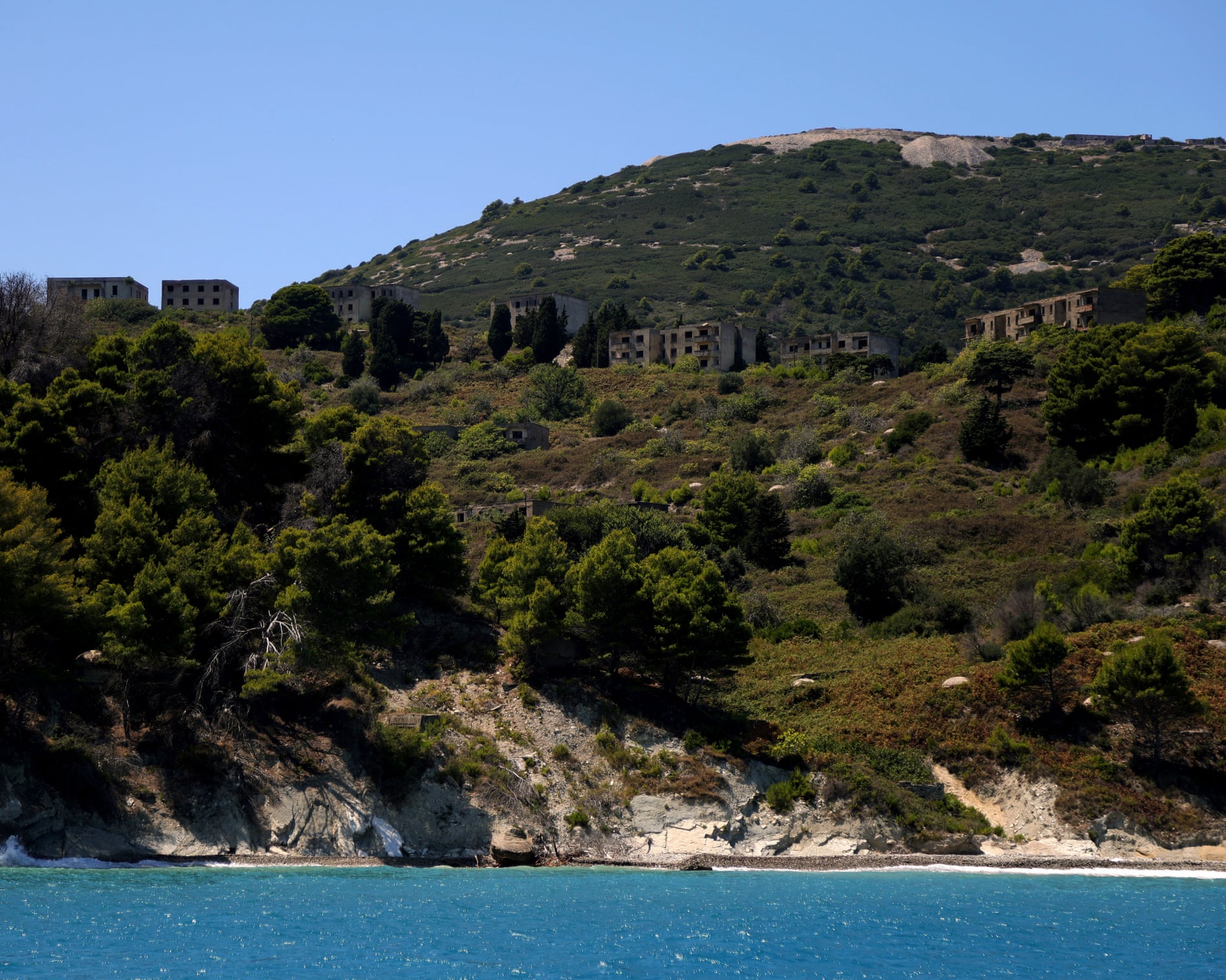 Quartel abandonado no topo de uma colina com vista para as águas azuis da Ilha de Sazan | Foto: Adnan Beci/AFP/Getty Images