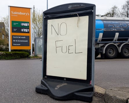 A sign bearing the words “no fuel”.