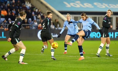 Manchester City’s Jill Roord scores their third goal.