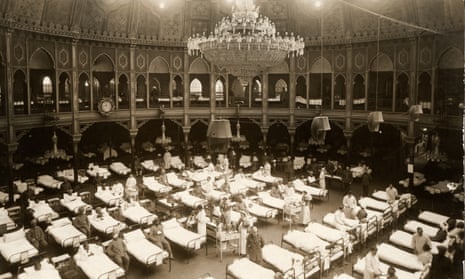 Indian soldiers in rows of beds inside the Brighton Pavilion dome during its use as a military hospital in 1915.