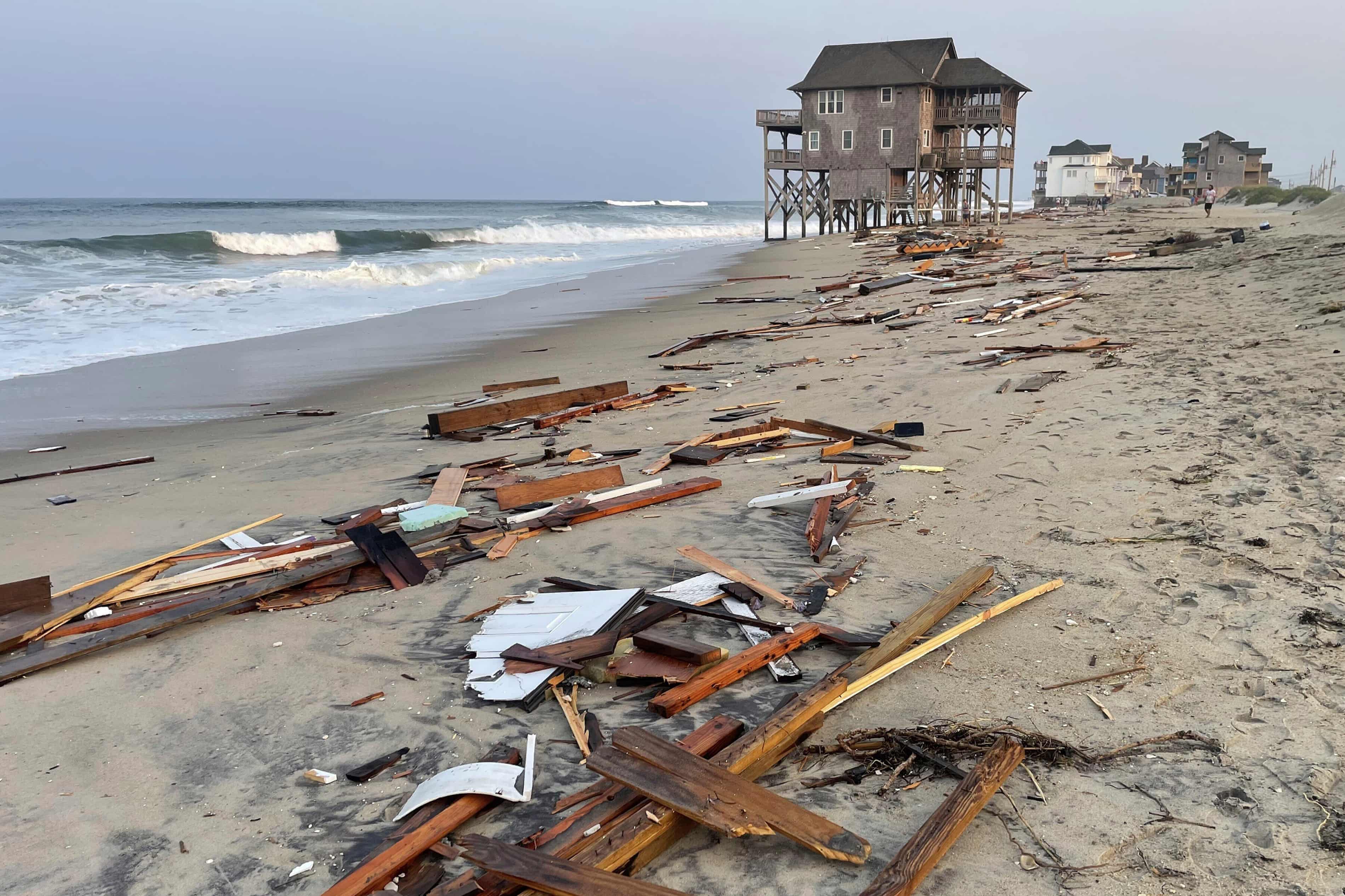North Carolina beach house collapses dramatically into sea (theguardian.com)