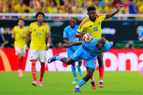 Yoane Wissa and Jefferson Lerma fight for the ball