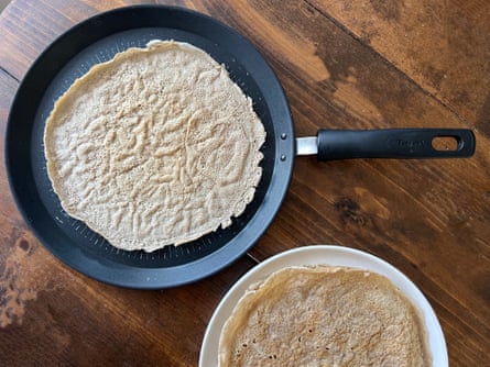 Tefal Elegance crepe pan with a crepe in it