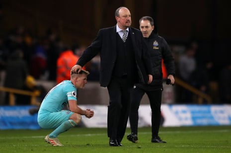Rafael Benitez consoles Matt Ritchie after the match.