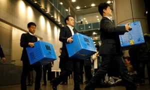 Prosecution investigation officers walk out with boxes carrying evidence seized at Samsung Electronics in Seoul, South Korea in November 2016.