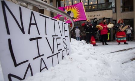 Des militants devant l'hôtel de ville de Winnipeg lors d'un rassemblement