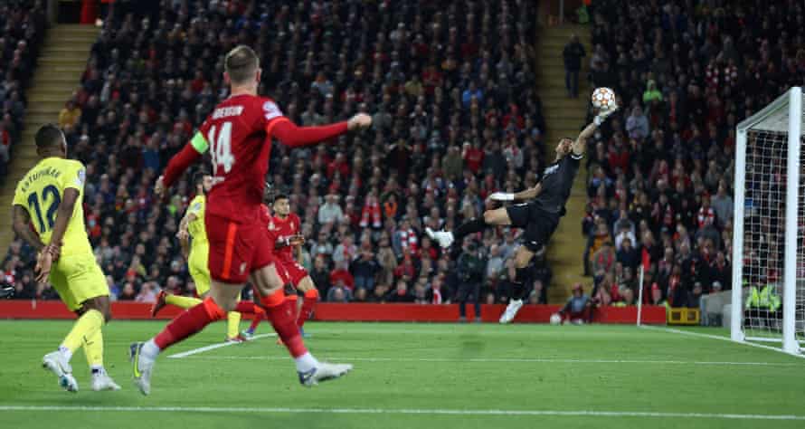 Pervis Estupinan, do Villarreal, marca o primeiro gol do Liverpool com um gol contra depois de bloquear um cruzamento de Jordan Henderson, do Liverpool.
