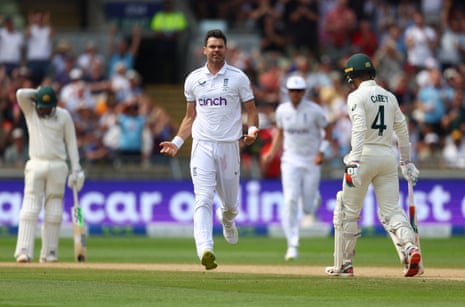 James Anderson merayakan setelah merebut gawang Alex Carey dari Australia.