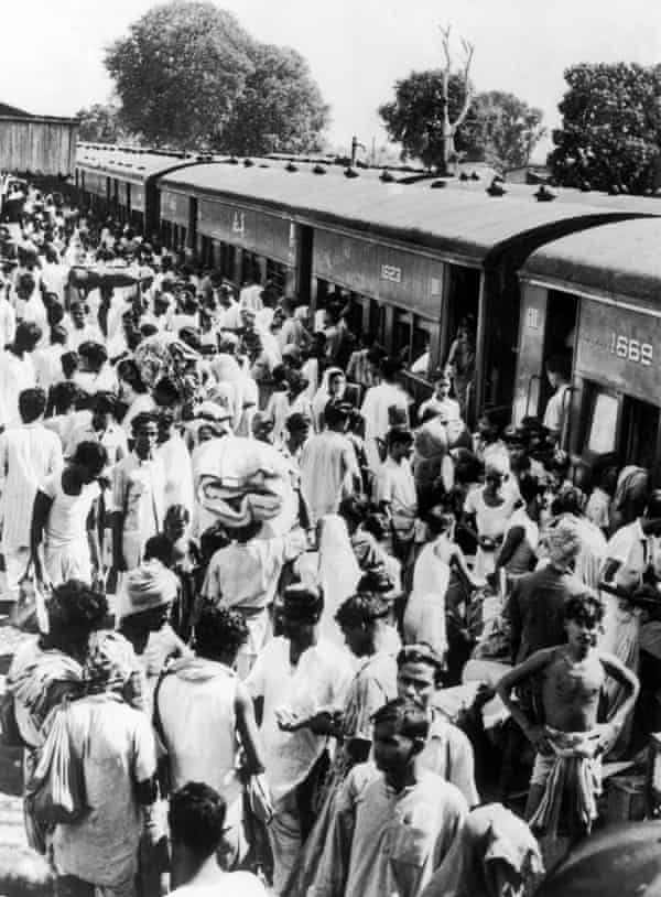 Refugiados hindus de Bengala Oriental, que se tornaram parte do Paquistão depois da divisão, chegam a Bangaon, Bengala Ocidental, por volta de 1947. A cidade então marcou a fronteira com a Índia