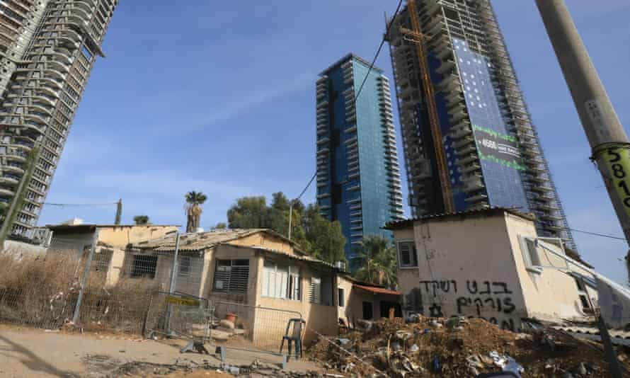 Des immeubles de grande hauteur dominent les maisons restantes à Givat Amal Bet