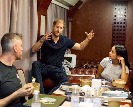 Princi Harry duke u bërë shenjë pasagjerëve të tjerë në një vagon-restorant treni
