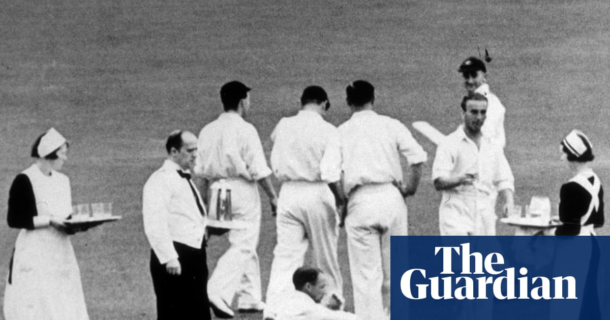 Don Bradman và các đồng đội Australia của ông thưởng trà vào ngày thứ hai của trận Test thứ tư giữa England và Australia tại Leeds năm 1938 (Ảnh: Fox Photos/Getty Images)