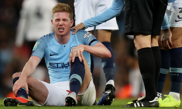 Manchester City’s Kevin De Bruyne feels pain in his left knee against Fulham.