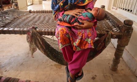 Durnaz Soz Ali with her newborn Shamma.