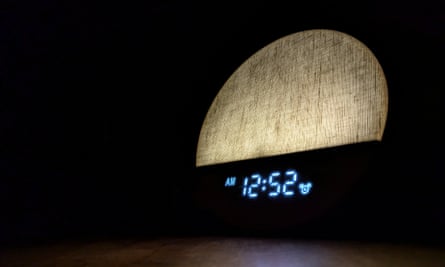 Pete Wise testing sunrise alarm clocks. Dreamegg Sunrise 1 Sleep Sound Machine.