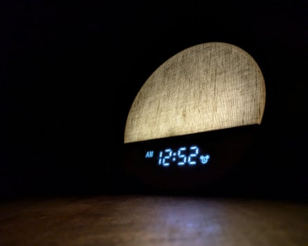 Pete Wise testing sunrise alarm clocks. Dreamegg Sunrise 1 Sleep Sound Machine.