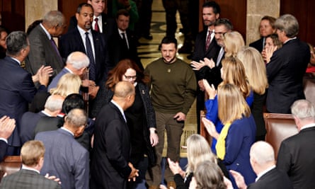 Volodymyr Zelenskiy ankommer for å tale ved US Capitol i Washington DC.