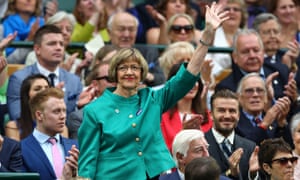 Margaret Court saluda a la multitud de Wimbledon en una visita en 2016. Asistirá al Abierto de Australia 2020 que conmemorará el 50 aniversario de su grand slam.