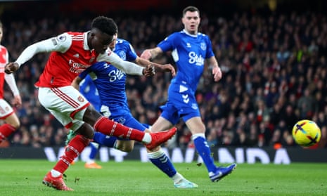 Bukayo Saka shoots and scores their first goal.