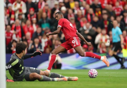 Senne Lammens denies Alexander Isak at Anfield