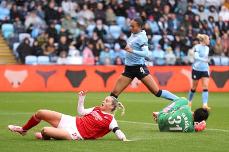 An early test for Ayaka Yamashita in the City goal.