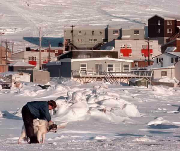 A população de Iqaluit é agora apenas cerca de 50% de Inuit, e o inglês substituiu os Inuktitut como língua de facto da cidade.