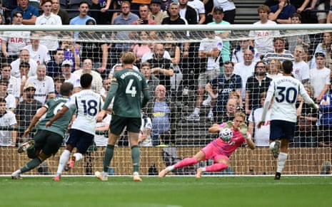 Spurs' keeper Antonin Kinsky saves a free kick from Everton's James Garner.