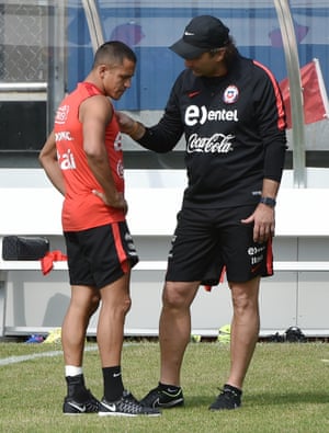 Juan Antonio Pizzi habla con Alexis Sánchez durante el entrenamiento de Chile en 2016.