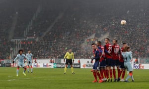 Willian’s free-kick flies over the wall and into the Vidi net.