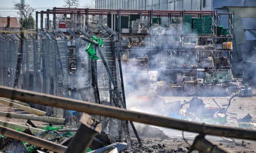 Russia-Ukraine war: Putin preparing for prolonged war and will turn to more drastic measures to achieve aims, says US – live | Ukraine 6 The destroyed shopping mall.