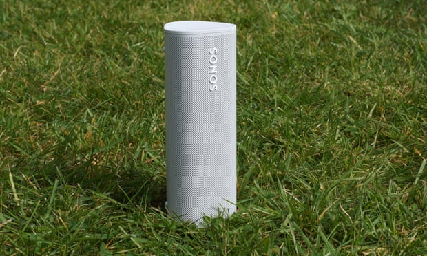 Sonos Roam Speaker steht auf einem Rasenstück.