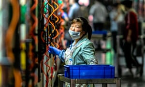trabajador en la fábrica de tecnología de precisión Everwin en Dongguan, provincia de Guangdong
