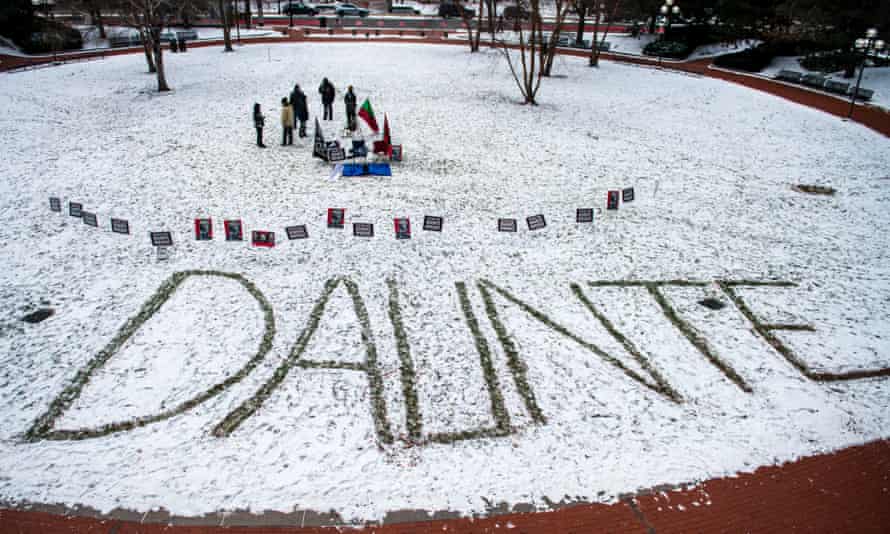 El primer nombre de Daunte Wright está escrito en la nieve mientras la gente se manifiesta en Minneapolis el 22 de diciembre.