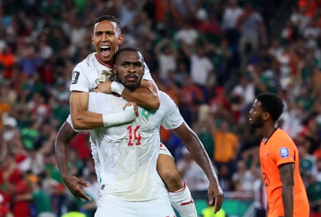 المغربي عيسى ديوب يحتفل بتسجيله هدف التعادل مع سفيان رحيمي.
