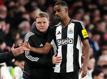 The Newcastle manager, Eddie Howe, congratulates Alexander Isak