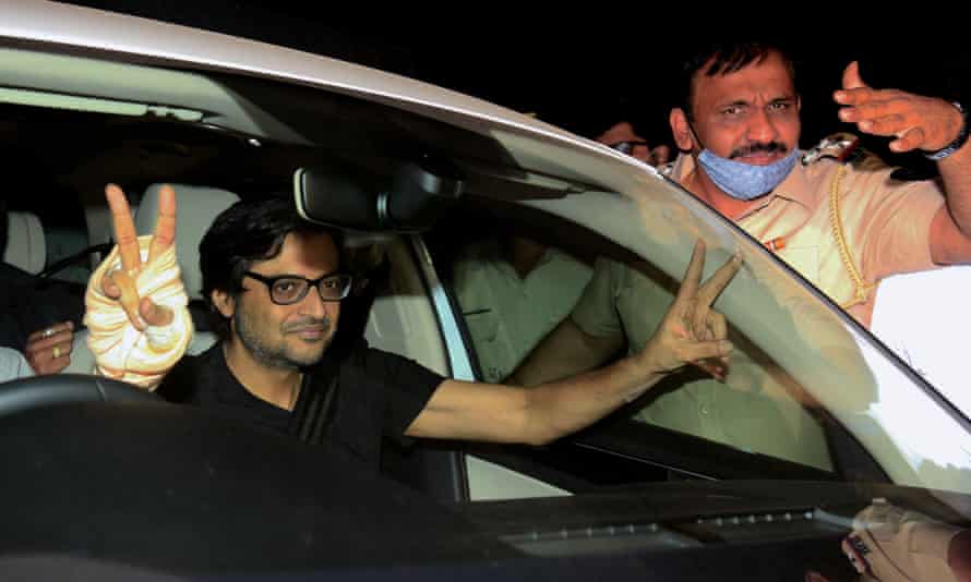 Arnab Goswami making victory signs from passenger seat of a car